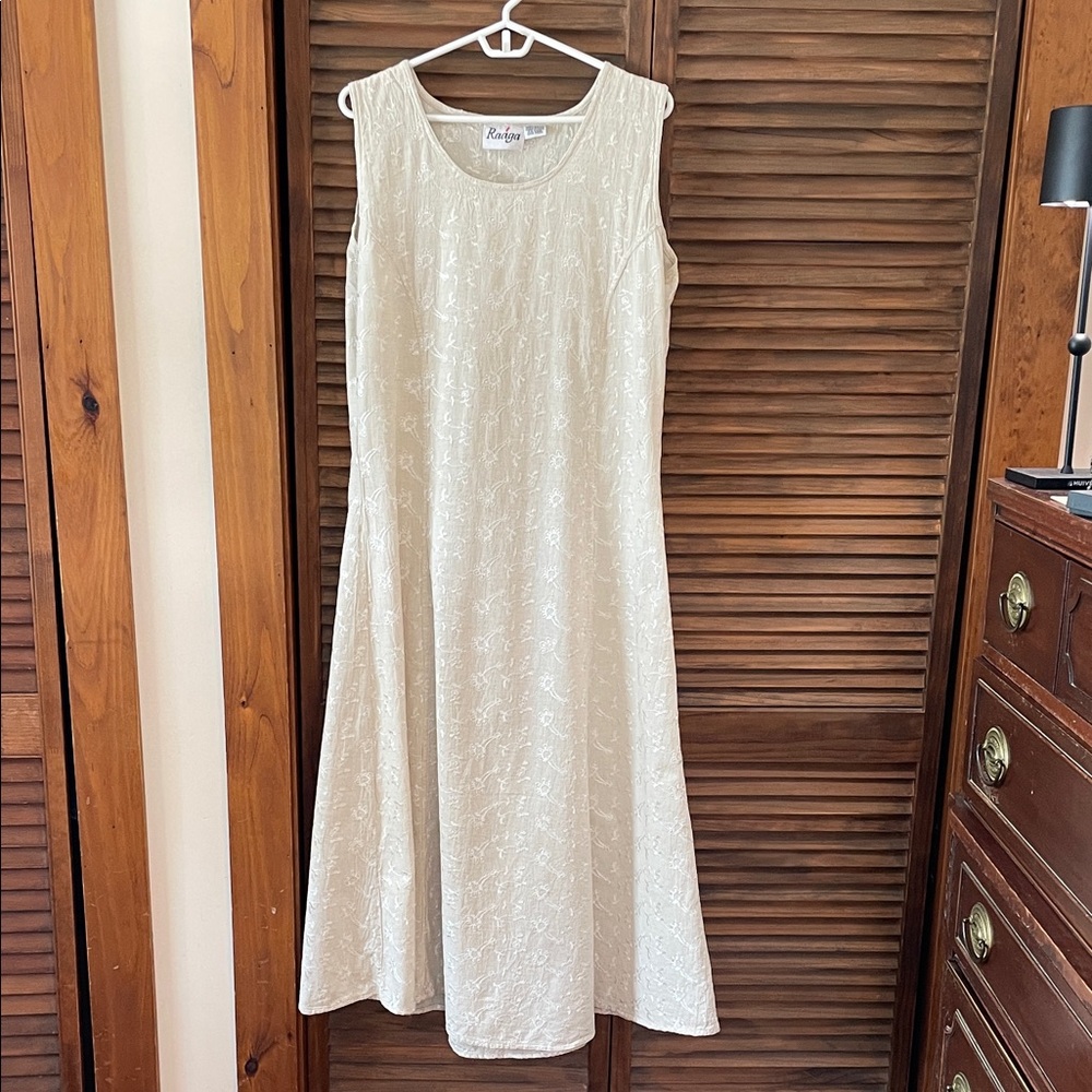 Elegant Cream Sleeveless A-line Midi Dress (Free Size)